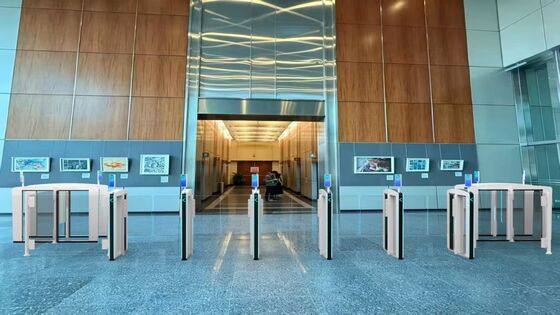Buen precio Puerta de seguridad de alta velocidad para universidad, puerta automática con reconocimiento facial en línea