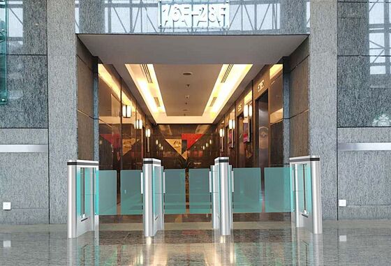 Buen precio puerta de la barrera del oscilación de la altura del carril de 800m m media con las hojas de acrílico en línea